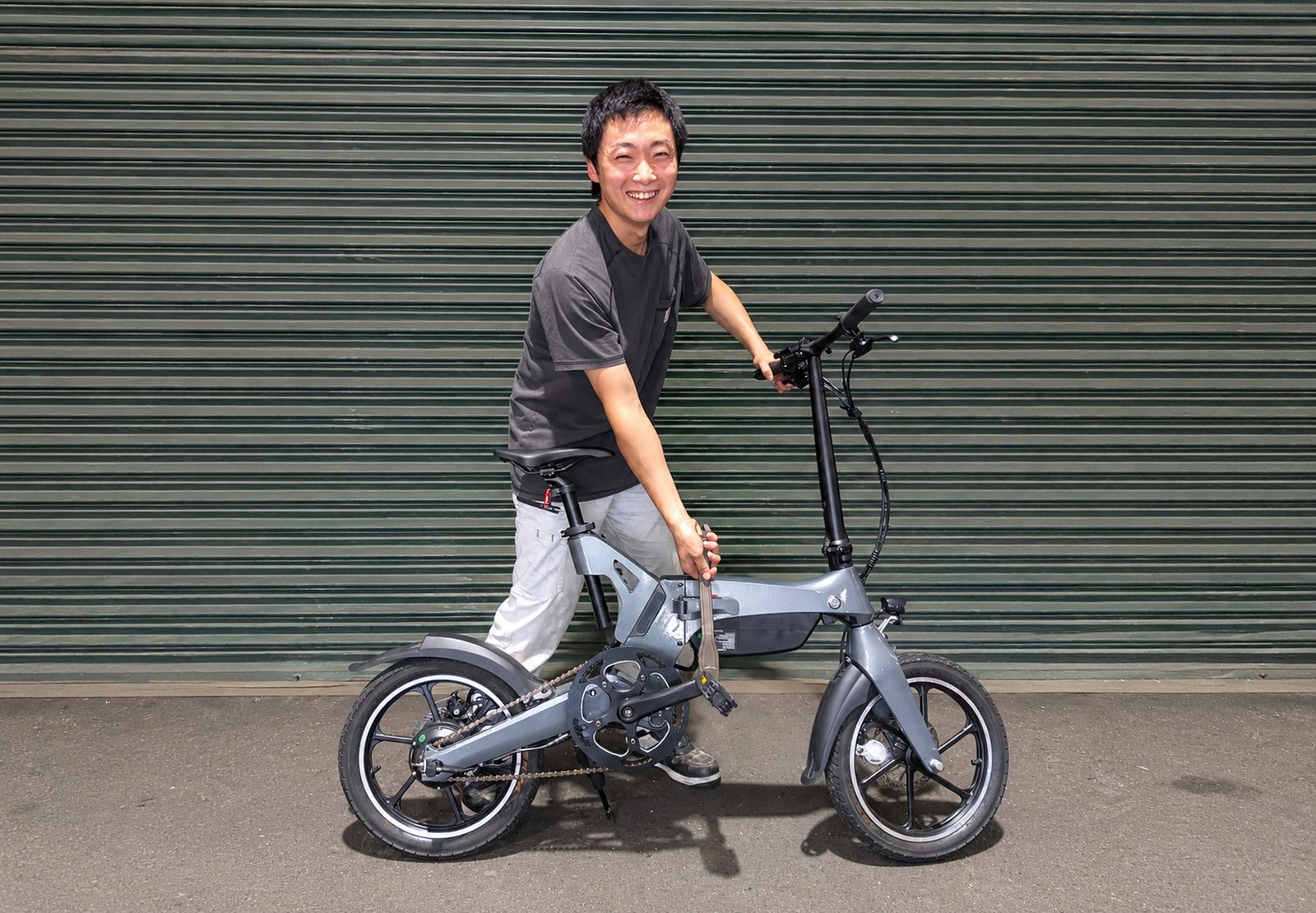 組み立てた電動アシスト自転車と株式会社ZAPのスタッフ
